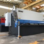 জলবাহী কাঁচি মেশিন 12mm ইস্পাত প্লেট কাটিয়া মেশিন 2500mm